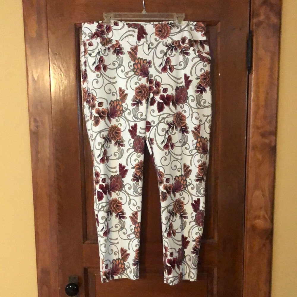 Chico's Perfect Stretch Pants with Cream and Black Floral Design